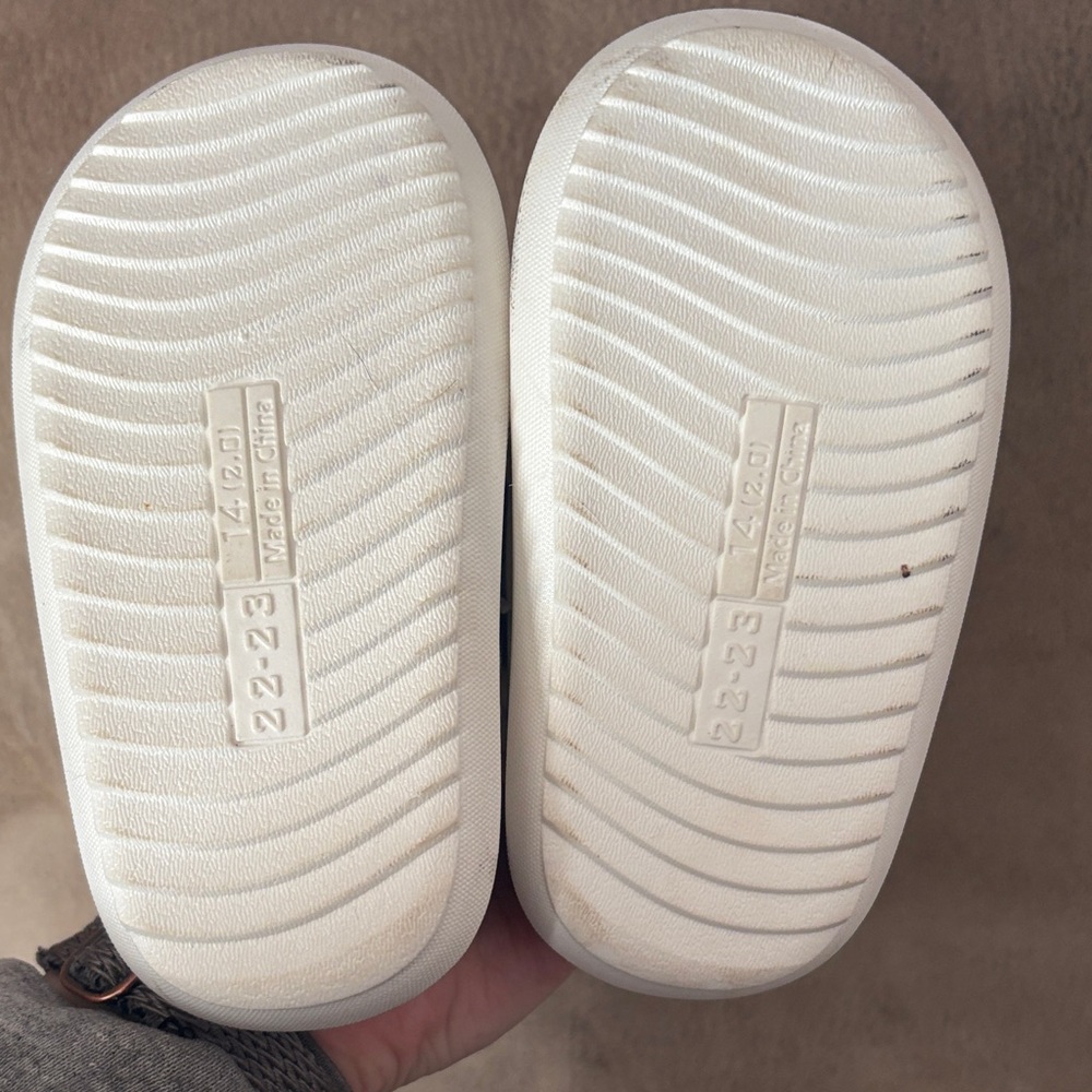Young Kids /Toddlers Size 2 Black & White Checker Slip-On Slippers - Picture 4 of 5